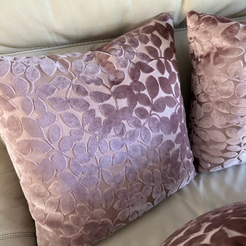 2 pillows - Picture 6 of 8